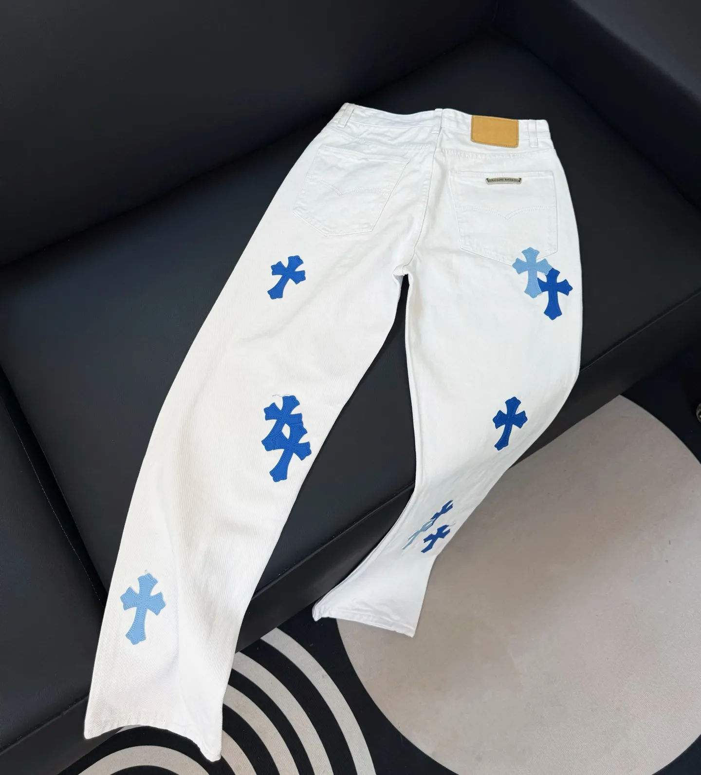 P230 Style number: D306 Chrome Hearts white and blue leather jeans Size: 28-34 corresponding to S-XL Color: White Size: S-XL (corresponding to 28 30 32 34) 28 30 32 34 Size S M L XL Length 101 102 103 104 Hips 110 114 118 122 Waist circumference 86 90 94 98 (There is an error of 1~3cm due to manual measurement)
